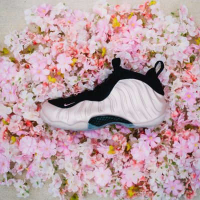 NIKE FOAMPOSITE DMV GRAPHICS - 

Custom sockliner and heel graphics on this Nike classic.